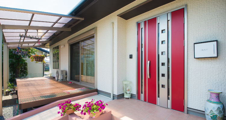 赤い玄関ドアがアクセントの平屋建て注文住宅（熊本県上益城郡）